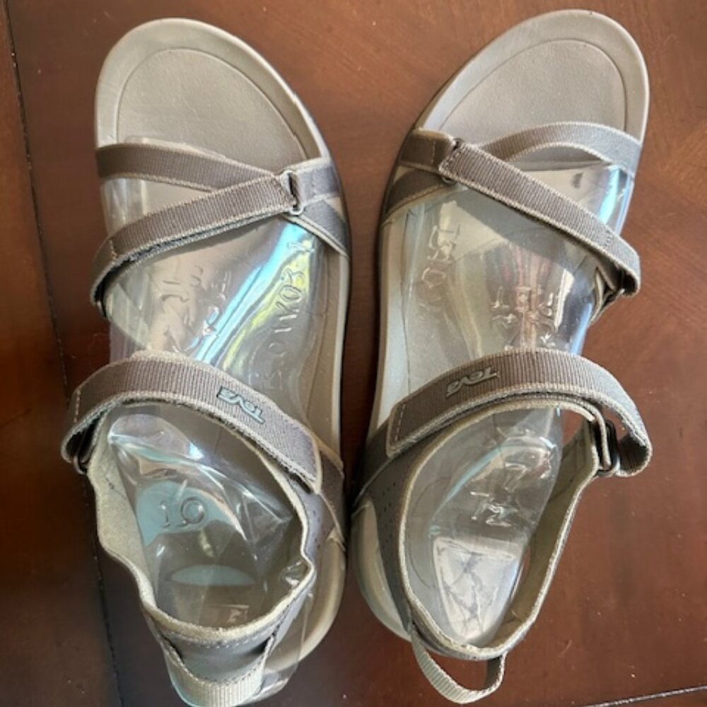 Women's Size 10 NEW Beige Teva Sandals